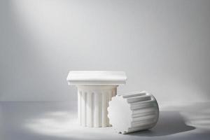 decoratief antiek kolom podium Product Scherm 3d geven achtergrond in oude Grieks pijler met filmische verlichting voorkant visie foto