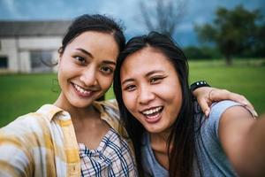 twee tieners kijken naar camera die een selfie maakt