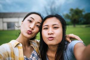 twee tieners kijken naar camera die een selfie maakt