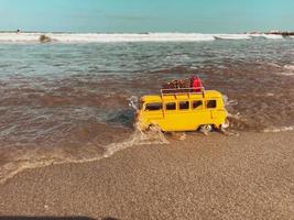 speelgoedbus in oceaanwater foto