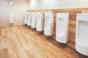 Mannen kamer urinoirs kwijting van verspilling van de lichaam, schoon toilet foto