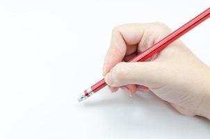 vrouw hand- Holding met rood potlood gom Aan wit achtergrond foto
