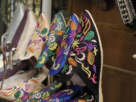 kleurrijk handgemaakt leer slippers aan het wachten voor klanten Bij winkel in fes, De volgende naar leerlooierijen, Marokko foto