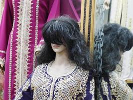 vrouw jurk winkel in Fez begroting kleren winkel in Marokko foto