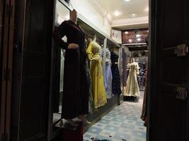 vrouw jurk winkel in Fez begroting kleren winkel in Marokko foto