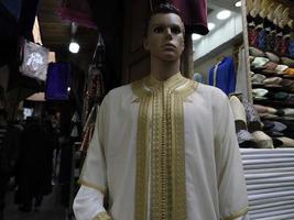 Mens jurk winkel in Fez begroting kleren winkel in Marokko foto