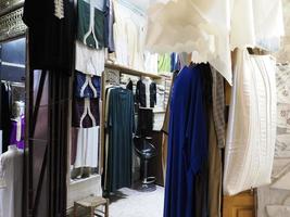 vrouw jurk winkel in Fez begroting kleren winkel in Marokko foto