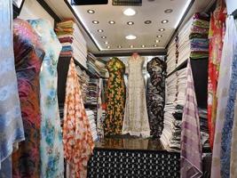 vrouw jurk winkel in Fez begroting kleren winkel in Marokko foto