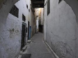 klein straat in fez medina oud stad- Marokko. foto