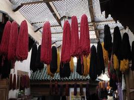 wol winkel straat wijk Aan in historisch medina. fes. Marokko foto