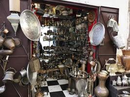 koper ware winkel met servies, potten en pannen in de metaal werk een deel van fez' souk, Marokko foto