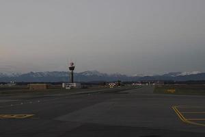 malpensa luchthaven in Milaan Italië visie na zonsondergang in winter foto