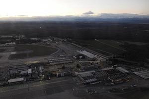 malpensa luchthaven in Milaan Italië antenne visie na zonsondergang in winter foto