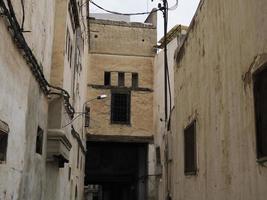 klein straat in fez medina oud dorp. Marokko. foto
