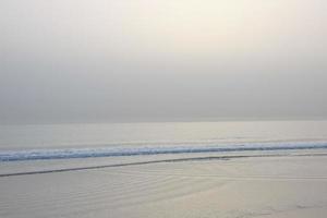 alleen, rustig strand met kalmte zee en klein golven foto