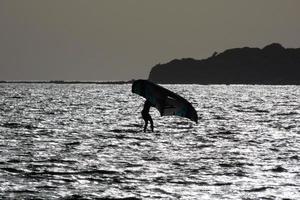 het windsurfen, kitesurfen, water en wind sport- aangedreven door zeilen of vliegers foto