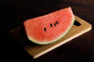 gesneden watermeloen op snijplank