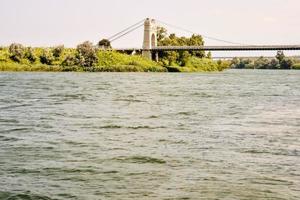 brug over de rivier foto