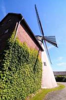 traditioneel windmolen onder Doorzichtig blauw lucht foto