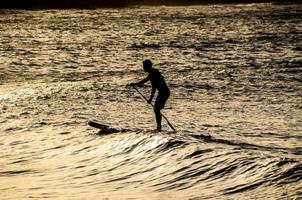 surfer Bij zonsondergang foto