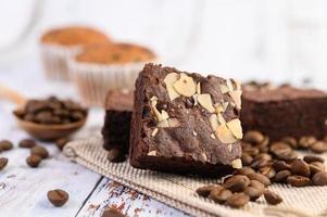 chocolade brownies op een zak met koffiebonen