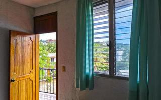 gemakkelijk klein appartement hotel kamer met bed tafel toilet Mexico. foto