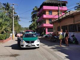 puerto escondido oaxaca Mexico 2023 meisjes Dames telefoontje krijgen taxi taxi auto puerto escondido Mexico. foto