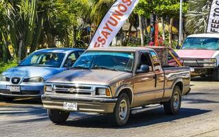 puerto escondido oaxaca Mexico 2023 divers Mexicaans oppakken vrachtwagens auto's 4x4 van de weg af voertuigen Mexico. foto