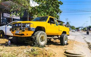 puerto escondido oaxaca Mexico 2023 divers Mexicaans oppakken vrachtwagens auto's 4x4 van de weg af voertuigen Mexico. foto