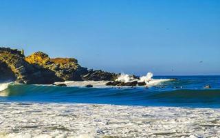 extreem reusachtig groot surfer golven strand la punta zicatela Mexico. foto