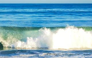 extreem reusachtig groot surfer golven Bij strand puerto escondido Mexico. foto