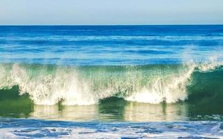 extreem reusachtig groot surfer golven Bij strand puerto escondido Mexico. foto