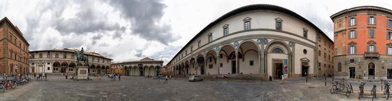 Florence, Italië - september 1 2018 - piazza della santissima annunziata di firenze foto