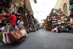 Florence, Italië - september 1 2018 - mensen buying Bij oud stad leer markt foto