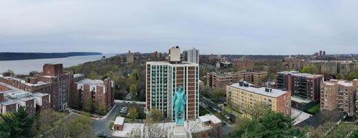 monument naar Henry Hudson toegewijd Aan januari 6, 1938 in Henry Hudson park in de spuwen duivel buurt van bronx, nieuw york. foto