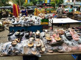 Mumbai, Indië, oktober 2022. goedkoop schoenen voor uitverkoop Bij een langs de weg kraam in Mumbai foto