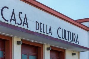 tresigallo, italië-mei 2, 2021-wandeling tussen de historisch gebouwen in tresigallo gedurende een bewolkt dag foto