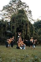 Indonesisch dansers houding met hun lichamen terwijl vervelend een traditioneel gouden kostuum van Javaans foto