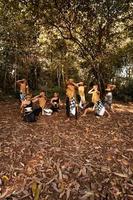 Javaans dans in gouden kostuums terwijl vervelend een bedenken houding samen nadert de bruin bladeren foto