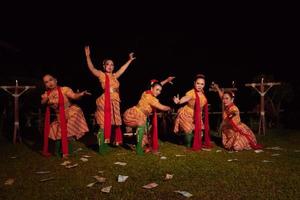 Javaans dansers met mooi bedenken en traditioneel kostuum terwijl dansen de traditioneel dans Aan de stadium foto