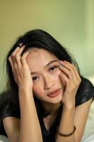 Aziatisch Dames had corona virus symptomen na ze had een hoofdpijn in haar hoofd foto
