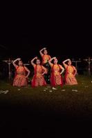 Aziatisch dansers nemen houding met dans bewegingen terwijl het uitvoeren van de traditioneel dans in de wedstrijd foto