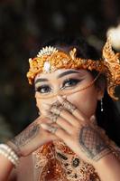 mooi Indisch bruid vervelend een gouden kroon en een gouden ketting met tatoeages Aan haar handen foto