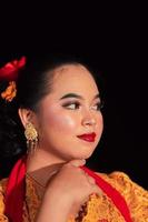 mooi gezicht van een Aziatisch vrouw met rood lippen en bedenken in Indonesisch traditioneel dans kostuum na de dans prestatie foto