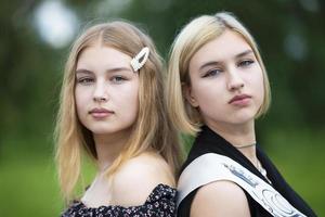 detailopname portret van twee mooi meisjes zusters. foto