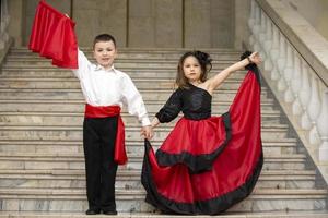 Wit-Rusland, stad van gomel, mei 21, 2021 kinderen vakantie in de stad. jongen en meisje in nationaal Spaans kleren. foto