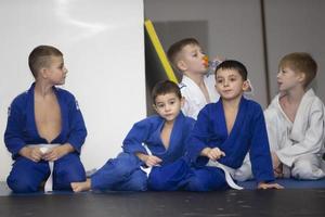 Wit-Rusland, stad van gomel, december 15, 2021. judo school- voor kinderen. kinderen in Kimano in opleiding. foto