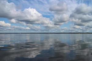 pittoreske zee en lucht landschap cumulus wolken vlotter over- de zee foto