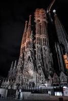 nacht visie van de la sagrada familia kathedraal. indrukwekkend kathedraal foto