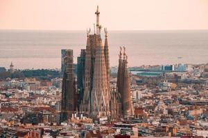 mooi antenne visie van de Barcelona stad met een sagrada familia foto